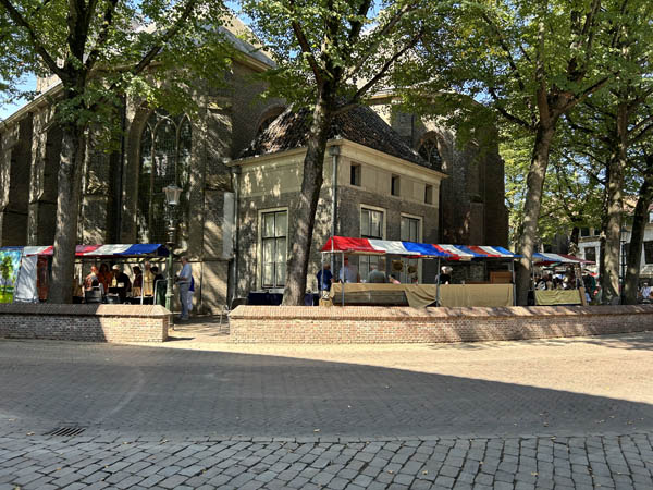 Kunstmarkt en gezelligheid rondom de Grote Markt